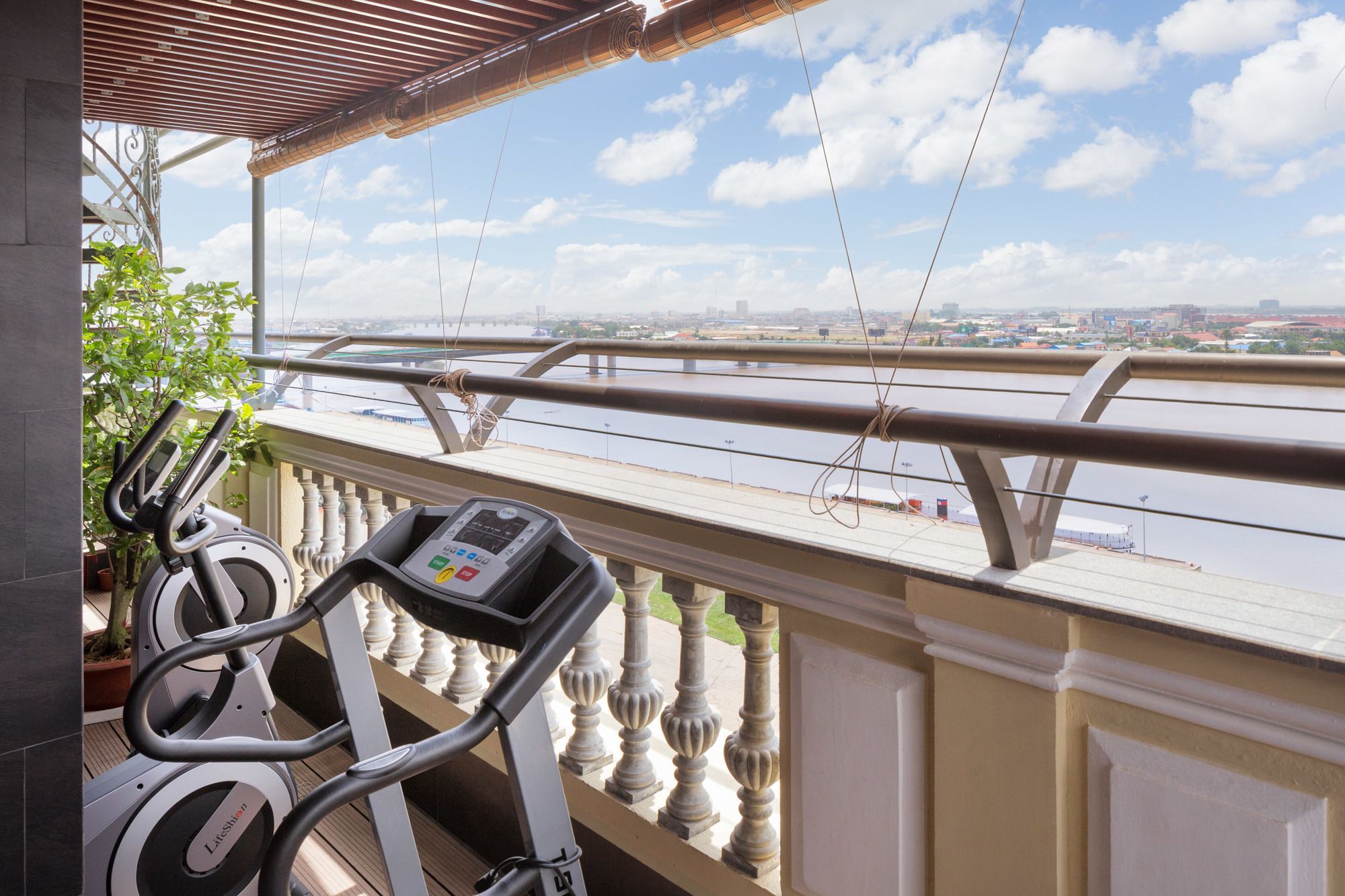 Lcs Hotel & Apartment Пном Пен Екстериор снимка